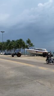 Traktor vs. Boot 😅 #thailand #reisen #weltreise #auswandern #reisevlog #reisenmachtgl #reiseblogger #urlaub #reisetipps #geheimtipp #fernweh #reiselust #reiseziele #pattaya