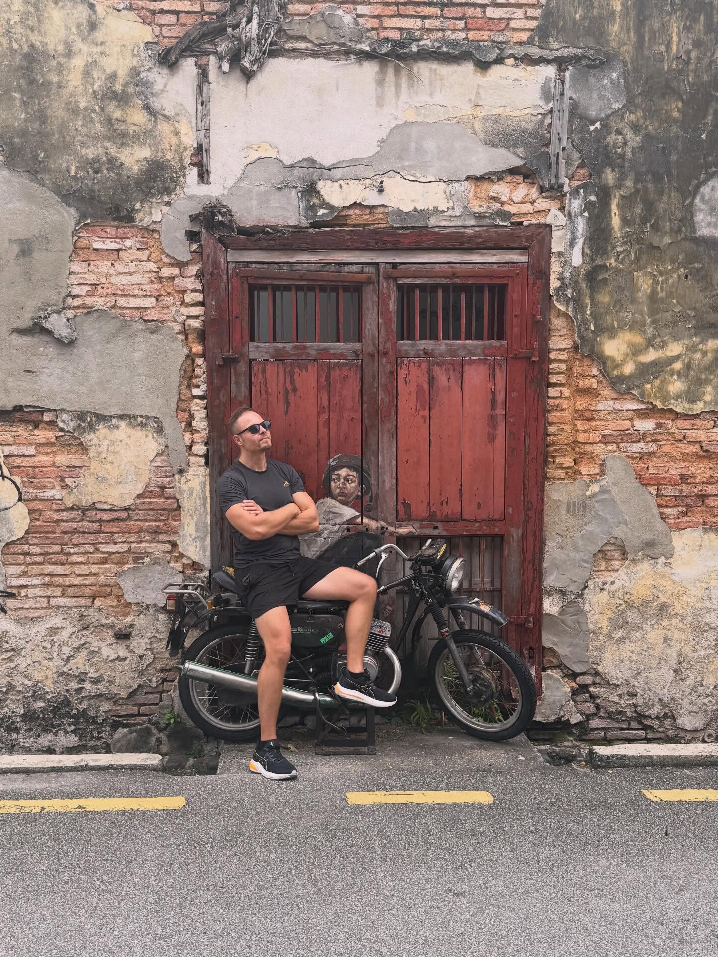Gleiche Stadt, anderer Rhythmus.
Fahrrad, Street-Art-Wand und einfach treiben lassen. 🚲🎨
#georgetown #penang #streetart #bikelife #urbantravel #slowtravel #cityvibes #asiavibes #worldtraveler