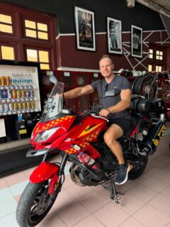 George Town, Malaysia 🇲🇾
Kurz angehalten – Motorrad, Feuerwache, Hitze in der Luft.
Roh, laut und genau mein Vibe. 🏍️🔥
#georgetown #penang #malaysia #motolife #streetlifeasia #urbanvibes #travelvibes #asiatravel #ontheroad