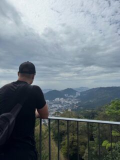 Über den Dächern von Penang 🌴
Der Blick von den Penang Hills zeigt dir, wie klein der Alltag eigentlich ist. Frische Luft, Weite, Ruhe – genau dafür lohnt sich der Weg nach oben.
#penanghill #penanghills #georgetown #penang #malaysia #aussicht #viewpoint #travelasia #asiatravel #weltreise #reisefieber #ontheroad #travelcontent #digitalnomad #travelgram #fromabove