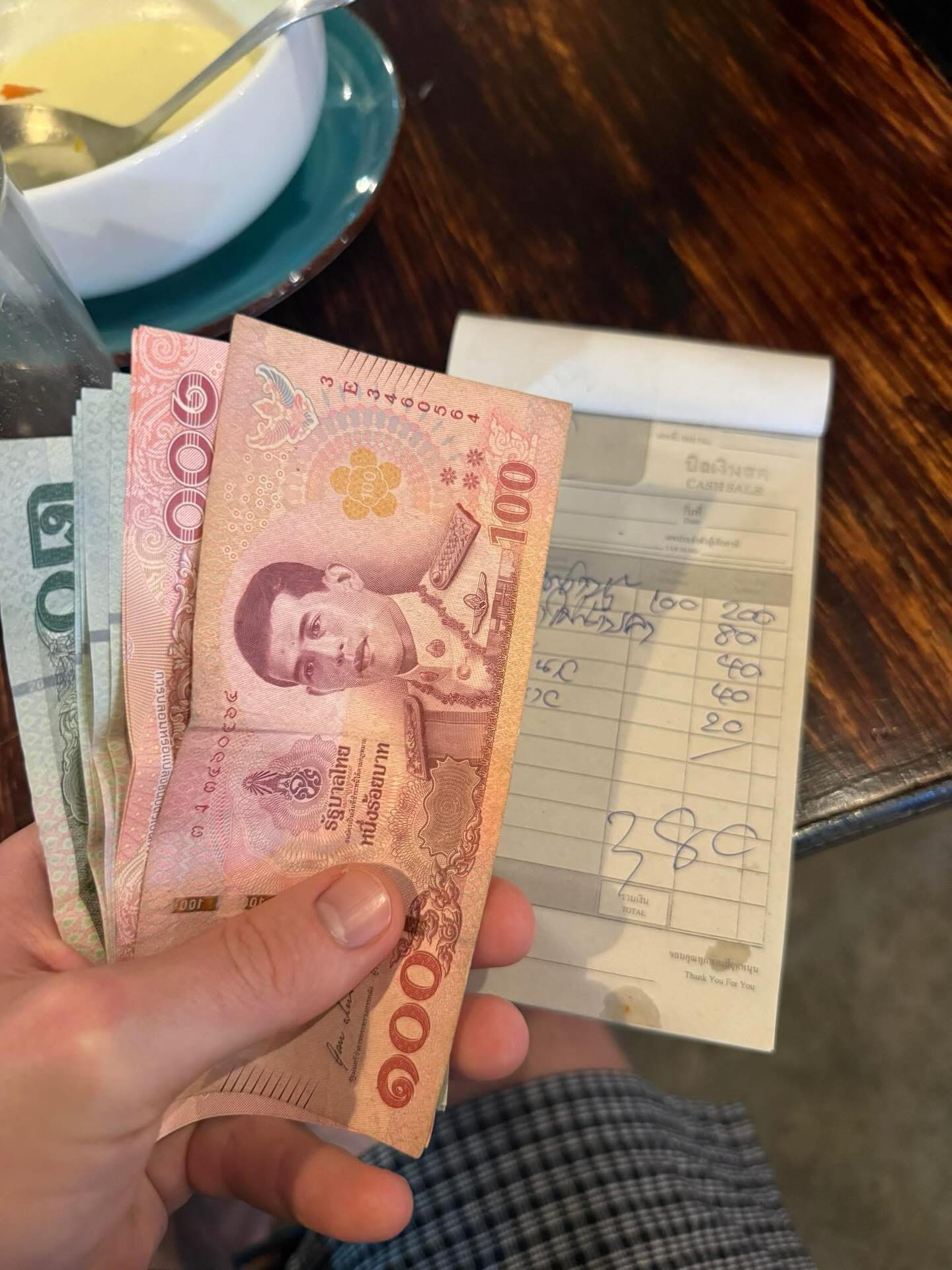 Waren gerade essen beim Thai. 380 Bath für zwei Personen. Hab 400 gegeben 😍 #thailand es war soooooo lecker