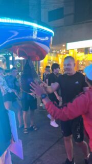 🇹🇭🥊 Bangkok Vibes
Boxautomat in Thailand getestet – und dann kam ein Thai um die Ecke 😅
Kurz gemessen, bisschen Adrenalin, viel Spaß.
Bangkok liefert einfach immer Storys.
Wer hätte gewonnen? 👀🔥
#bangkok #thailand #boxautomat #muaythai #travelcontent streetchallenge asiaadventures travelgram reelsinstagram instatravel adrenalin fightvibes urlaub weltreise contentcreator bangkoknightlife funmoment