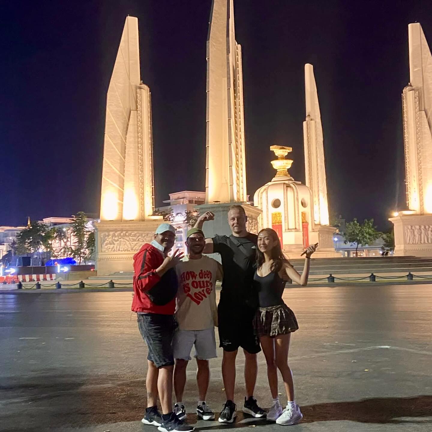 ✨ Bangkok Nights ✨
Ein absoluter Traumabend mit Nui, unserem Lieblings-Thai 🥰
Von verrückten TukTuk-Fahrten bis zu spontanen Lachflashs – Bangkok weiß einfach, wie man Nächte unvergesslich macht! 🚦💨
#bangkoknights #thailandadventures #tuktukride #funmoments #asiaexplorer travelwithfriends nightvibes streetadventures weltreise travelgram unvergesslich bangkokfun localfriends adrenalinmoments citylights