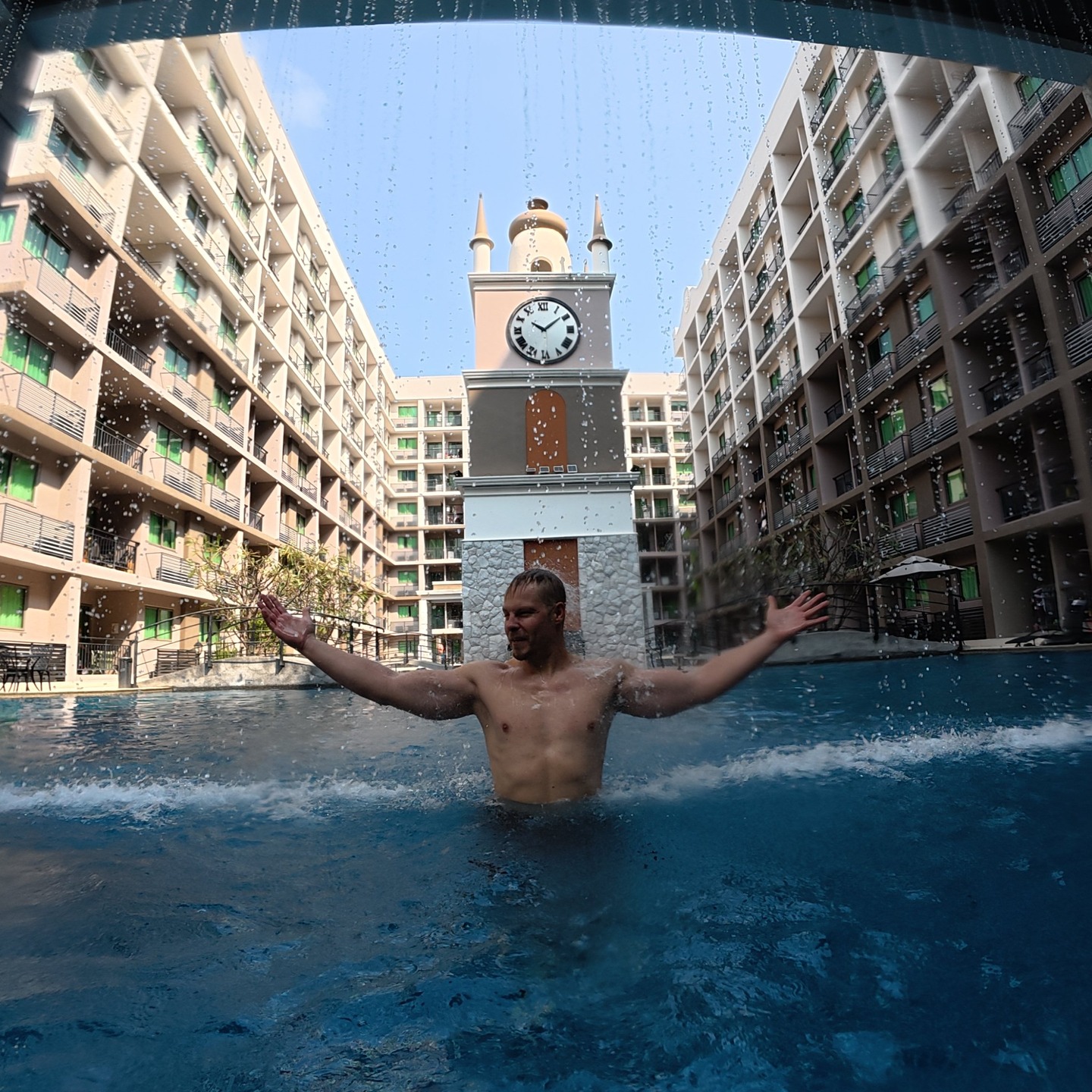 Einfach mal abtauchen. 💦 Den Vormittag am Pool im Arcadia Beach Condominium genießen und die Batterien wieder aufladen. So lässt es sich aushalten! ☀️🙏 Pool-Tage sind die besten Tage. 🌊 Besonders wenn die Kulisse so aussieht! Das Arcadia Beach hat echt diesen besonderen Vibe mit dem markanten Uhrturm. Ein echtes Highlight hier in Pattaya. 🇹🇭🙌
#ArcadiaBeach #ArcadiaBeachCondominium #Pattaya #ThailandTravel #PoolDay #TravelGram #PattayaCity #Urlaub #VacationVibes #TravelPhotography #ThailandTrip #PoolVibes