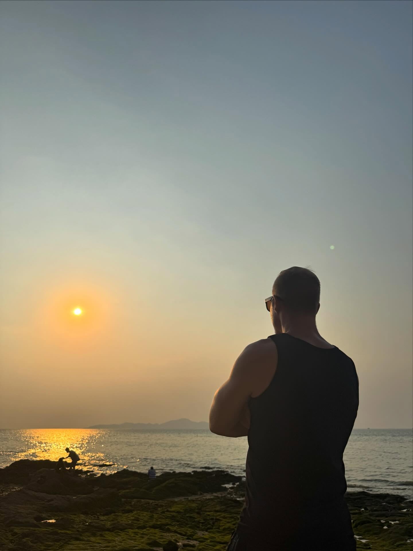 Wenn der Himmel über Pattaya in diesen Farben leuchtet, weiß ich: Es war die beste Entscheidung, das Hamsterrad hinter mir zu lassen. ✨
Auswandern bedeutet nicht nur, den Ort zu wechseln, sondern endlich so zu leben, wie man es sich immer erträumt hat. Kein Stress, keine Termine – nur der Moment und das pure Glück. 🌊🧡
Genießt das Leben, denn die Zeit ist zu kostbar für „irgendwann“.
#Pattaya #Auswandern #thailand