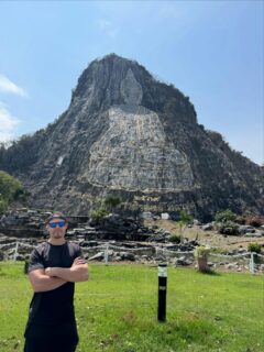 🇹🇭 Stille & Gigantismus pur!
Es ist eine Sache, den Buddha Mountain auf Bildern zu sehen, aber direkt davor zu stehen, ist ein ganz anderes Level. Die 109 Meter hohe, goldene Lasergravur am Khao Chi Chan ist einfach nur beeindruckend. Ein absolutes Muss, wenn man in der Gegend von Pattaya unterwegs ist! 🙏✨
Wer war schon mal hier oder hat es auf seiner Bucket-List? 📝👇
#khaochichan #buddhamountain #pattaya #thailandtravel #amazingthailand