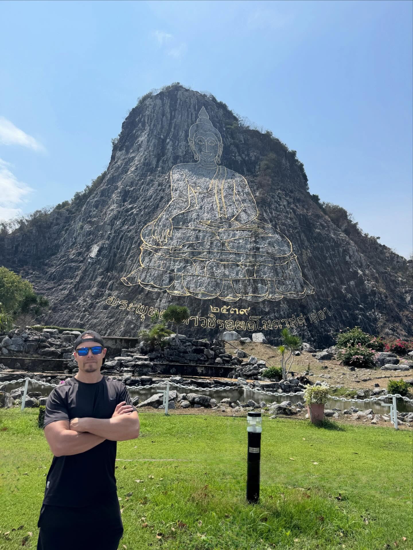 🇹🇭 Stille & Gigantismus pur!
Es ist eine Sache, den Buddha Mountain auf Bildern zu sehen, aber direkt davor zu stehen, ist ein ganz anderes Level. Die 109 Meter hohe, goldene Lasergravur am Khao Chi Chan ist einfach nur beeindruckend. Ein absolutes Muss, wenn man in der Gegend von Pattaya unterwegs ist! 🙏✨
Wer war schon mal hier oder hat es auf seiner Bucket-List? 📝👇
#khaochichan #buddhamountain #pattaya #thailandtravel #amazingthailand