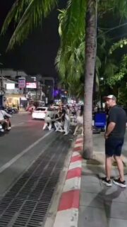 ⚠️Schockierender Vorfall in Pattaya⚠️
Ein deutscher Tourist lud einen Ladyboy in sein Condo ein, in der Annahme, es sei eine Frau.
Kurz darauf verschwanden 35.000 Baht und 1.200 Euro aus seinem Zimmer.
Als er die Gruppe am Strand von Pattaya zur Rede stellte, wurde er angegriffen und ausgeraubt.
#Pattaya #Thailand #ReiseNews #Achtung #SicherheitImAusland