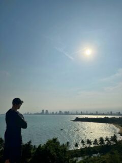 Zwischen Himmel und Meer – genau hier spürst du, warum ich unterwegs bin.
Da Nang von oben, die Sonne brennt stärker als jeder Zweifel und die Aussicht erinnert dich daran, wie groß die Welt wirklich ist. 🌅
Manchmal brauchst du nur einen Spot mit Meerblick, mehr Sonne im Gesicht und diesen einen Moment, in dem alles still wird.
#Vietnam #DaNang #Aussicht #Sonnenmoment #travellife