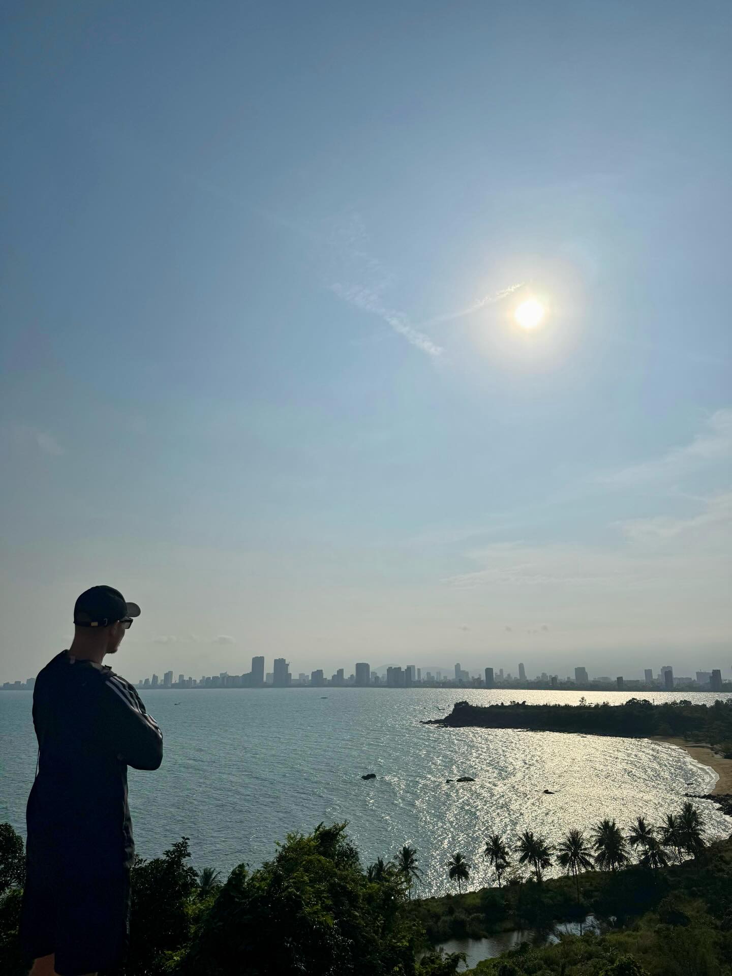 Zwischen Himmel und Meer – genau hier spürst du, warum ich unterwegs bin.
Da Nang von oben, die Sonne brennt stärker als jeder Zweifel und die Aussicht erinnert dich daran, wie groß die Welt wirklich ist. 🌅
Manchmal brauchst du nur einen Spot mit Meerblick, mehr Sonne im Gesicht und diesen einen Moment, in dem alles still wird.
#Vietnam #DaNang #Aussicht #Sonnenmoment #travellife