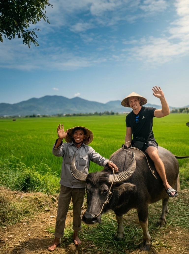 🌾 Unvergessliche Momente in Hội An! 🇻🇳 Es gibt kaum eine authentischere Art, die endlosen Reisfelder zu erkunden, als auf dem Rücken eines stolzen Wasserbüffels.
Wer von euch hat das auch schon mal gemacht? 🐃💚
#hoian #vietnam #buffaloride #ricefields #travelvietnam