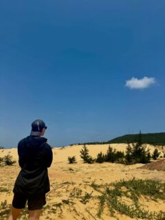 Mitten in Vietnam – und plötzlich fühlt es sich an wie in einer kleinen Wüste. 🌵
Die Sanddünen auf der Phuong Mai Sand Dunes bei Quy Nhon sind einer der ungewöhnlichsten Orte, die ich hier gesehen habe. Goldener Sand, endloser Himmel und riesige Windräder am Horizont. Ein Ort, an dem man einfach stehen bleibt und den Moment genießt. 🌬️
Vietnam überrascht mich immer wieder.
#quynhon #vietnamtravel #phuongmaidunes #vietnamnature #wanderlust