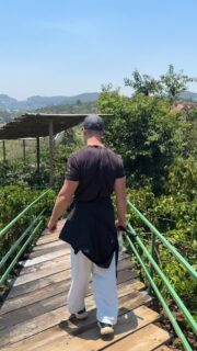 Heute habe ich den Ausblick im Mê Linh Coffee Garden in Da Lat richtig aufgesogen. Zwischen Kaffee, frischer Bergluft und dieser endlosen grünen Landschaft vergisst man kurz alles andere. Einer dieser Orte, an denen man einfach sitzen bleibt und nicht mehr auf die Uhr schaut.
Perfekt, um runterzukommen, zu genießen und den Moment wirken zu lassen.
#dalat #vietnam #coffeelover #travelvietnam #melinhcoffeegarden