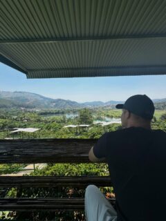 Im Mê Linh Coffee Garden in Da Lat einfach mal angehalten und den Blick wirken lassen – dieser Ort hat genau diese Ruhe, die man auf Reisen selten findet. Zwischen Kaffee und weitem Grün öffnet sich hier eine Aussicht, bei der man automatisch langsamer wird und einfach nur schaut.
Kein Stress, kein Plan – nur sitzen, genießen und den Moment festhalten.
#dalatvietnam #vietnamtravel #coffeetime #travelgram #backpackingasia