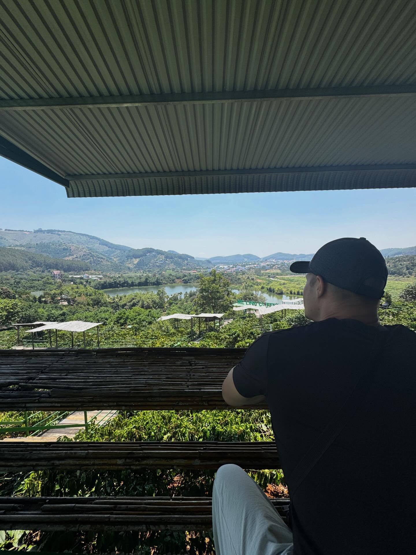 Im Mê Linh Coffee Garden in Da Lat einfach mal angehalten und den Blick wirken lassen – dieser Ort hat genau diese Ruhe, die man auf Reisen selten findet. Zwischen Kaffee und weitem Grün öffnet sich hier eine Aussicht, bei der man automatisch langsamer wird und einfach nur schaut.
Kein Stress, kein Plan – nur sitzen, genießen und den Moment festhalten.
#dalatvietnam #vietnamtravel #coffeetime #travelgram #backpackingasia