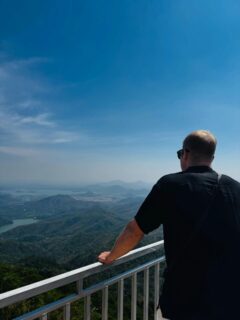 Die Weite Vietnams… 🌿
Endlose Landschaften, sanfte Hügel und ein Horizont, der einfach kein Ende kennt. Genau diese Momente machen das Reisen so besonders – still, frei und einfach unbeschreiblich schön. 🇻🇳
#VietnamViews #TravelMoments #Fernweh #NatureLovers #Weltreise