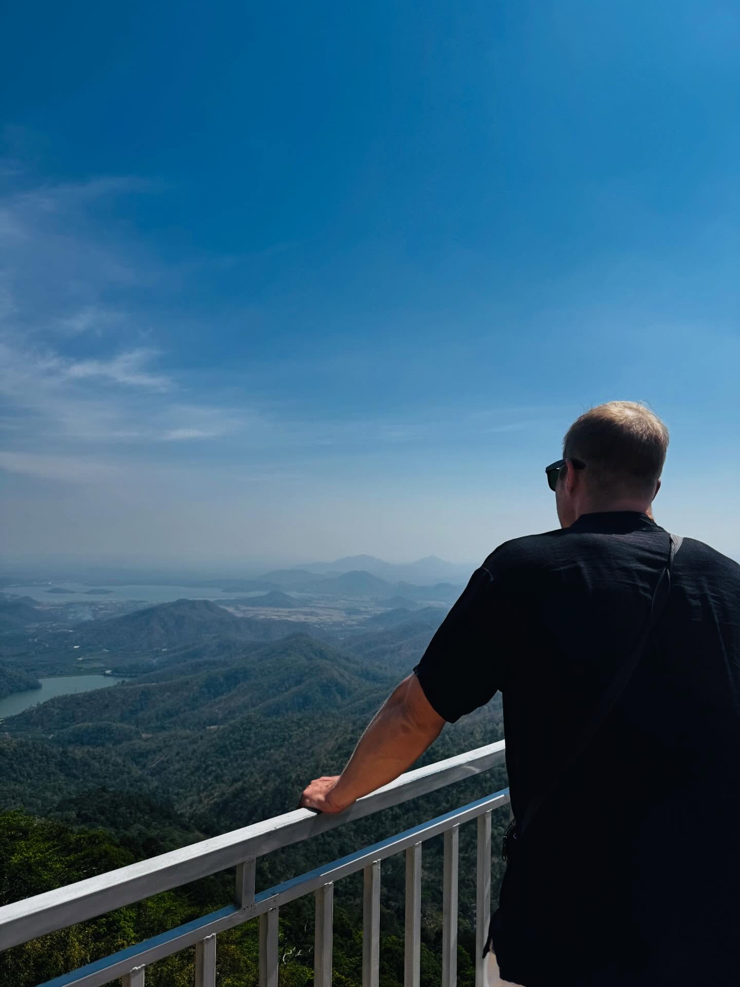 Die Weite Vietnams… 🌿
Endlose Landschaften, sanfte Hügel und ein Horizont, der einfach kein Ende kennt. Genau diese Momente machen das Reisen so besonders – still, frei und einfach unbeschreiblich schön. 🇻🇳
#VietnamViews #TravelMoments #Fernweh #NatureLovers #Weltreise