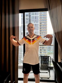 Heimat im Herzen – egal wo ich gerade bin. 🇩🇪
Gekauft in Saigon, getragen mit Stolz.
#Deutschland #Heimatliebe #ProudGerman #Saigon #VietnamTravel