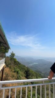 Zwischen Bergen und See in Vietnam – ein Ausblick, der einfach alles stoppt. 🌄💙 Natur pur, Ruhe und diese besondere Atmosphäre, die man nie vergisst.
#Vietnam #VietnamTravel #NatureLovers #TravelAsia #ScenicViews