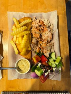 Heute richtig gut griechisch gegessen – hätte ich so niemals in Vietnam erwartet 🇬🇷🔥
Fast wie im Original, Geschmack on point und der Preis einfach nur verrückt günstig für diese Qualität 😳👌
#griechischesEssen #foodie #vietnamfood #preisleistung #travelfood