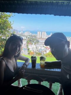 Endlich angekommen!
Nach mehreren Wochen voller unvergesslicher Abenteuer und neuer Eindrücke in Vietnam sind wir endlich an unserem Ziel in Vũng Tàu angekommen. Die Reise war wunderschön, aber jetzt freuen wir sich riesig darauf, die nächsten Wochen hier zu verbringen und einfach nur zu entspannen. 😌
Vũng Tàu bietet die perfekte Mischung aus Meer, Bergen und Ruhe, genau das, was wir jetzt brauchen. Wir werden die Zeit nutzen, um die Strände zu genießen, die lokale Kultur weiter zu erkunden und neue Energie zu tanken. 🏝️☀️
Bleibt dran für weitere Updates und Fotos von unserer entspannten Zeit hier!
#VietnamReise #VũngTàu #Vietnamurlaub #EntspannungPur #Reisetagebuch