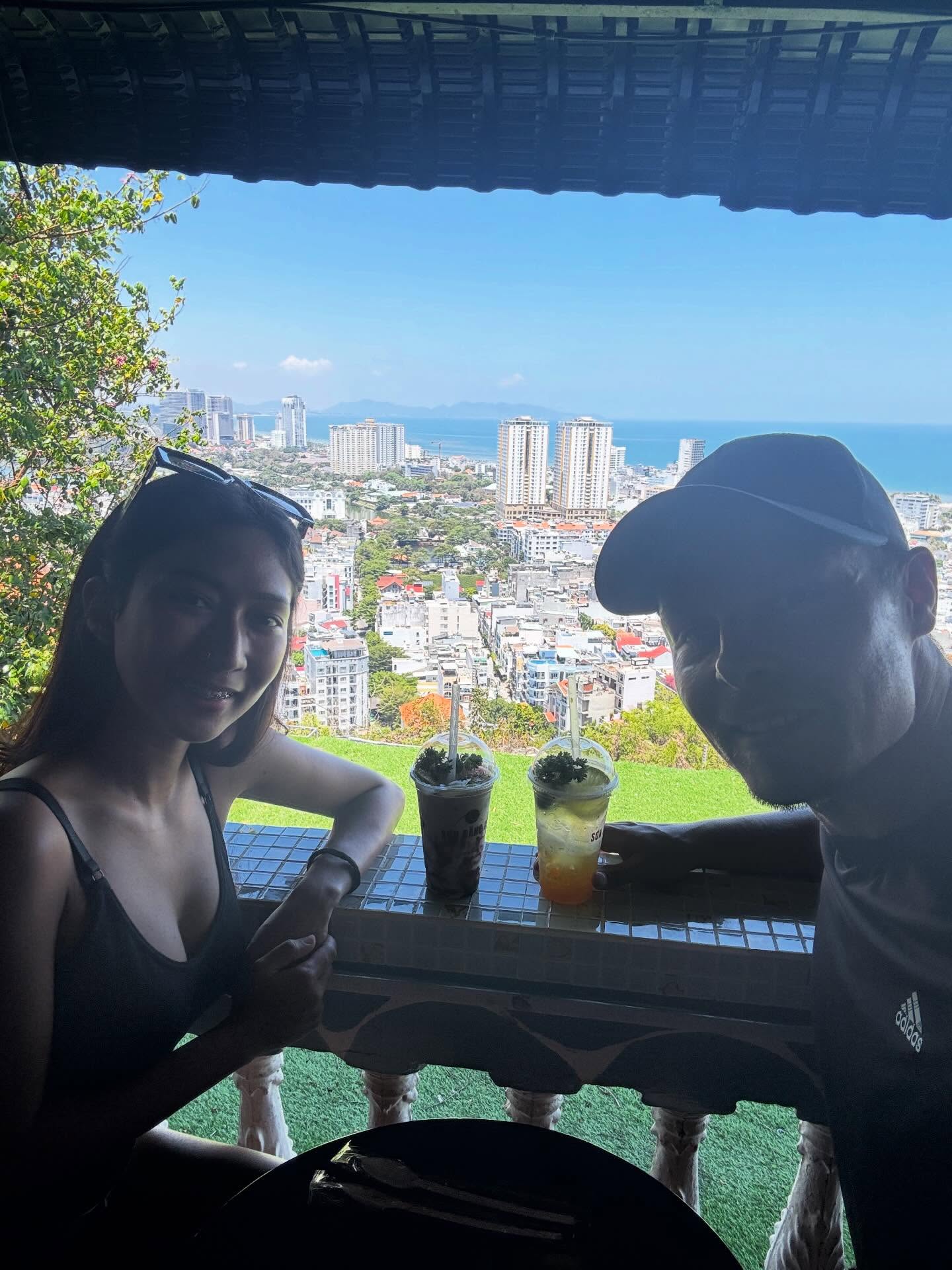 Endlich angekommen!
Nach mehreren Wochen voller unvergesslicher Abenteuer und neuer Eindrücke in Vietnam sind wir endlich an unserem Ziel in Vũng Tàu angekommen. Die Reise war wunderschön, aber jetzt freuen wir sich riesig darauf, die nächsten Wochen hier zu verbringen und einfach nur zu entspannen. 😌
Vũng Tàu bietet die perfekte Mischung aus Meer, Bergen und Ruhe, genau das, was wir jetzt brauchen. Wir werden die Zeit nutzen, um die Strände zu genießen, die lokale Kultur weiter zu erkunden und neue Energie zu tanken. 🏝️☀️
Bleibt dran für weitere Updates und Fotos von unserer entspannten Zeit hier!
#VietnamReise #VũngTàu #Vietnamurlaub #EntspannungPur #Reisetagebuch