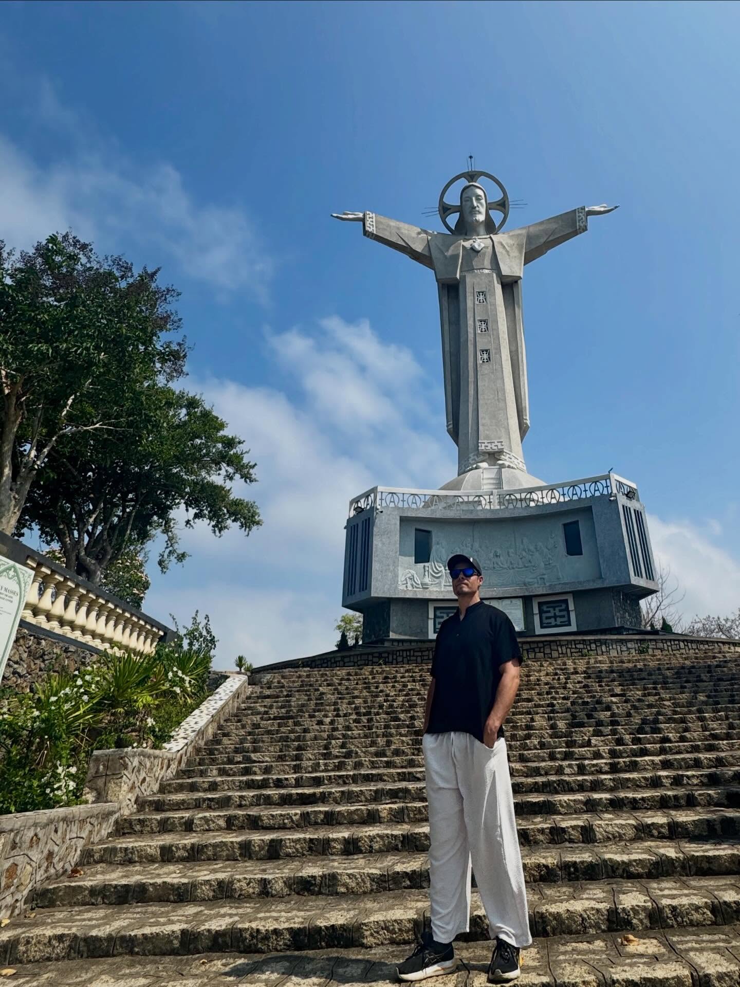 Ein Gigant über dem Meer: Der Christus von Vũng Tàu! 🇻🇳✨
Wusstest du, dass eine der größten Jesus-Statuen der Welt in Vietnam steht? 🌏
Hoch oben auf dem Berg Nho in Vũng Tàu wacht der „Christ of Vung Tau“ mit ausgebreiteten Armen über die Küste. Mit 32 Metern Höhe ist diese majestätische Statue nicht nur ein Symbol des Glaubens, sondern auch ein architektonisches Meisterwerk.
Das Beste daran? Man kann die Statue von innen besteigen! 🧗‍♂️ Nach 133 Stufen erreicht man die Schultern und wird mit einem unglaublichen Panorama-Blick über den Ozean belohnt. Ein absolutes Muss für jede Vietnam-Reise!
Wer von euch war schon einmal dort oder hat es auf seiner Bucket List? Markiere jemanden, mit dem du diese Aussicht genießen möchtest! 👇
#VungTau #VietnamTravel #ChristOfVungTau #TravelGram #ExploreVietnam JesusStatue Wanderlust AsiaTravel Reiselust Sightseeing BucketList