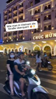 🇻🇳🚶‍♂️ **Das überrascht viele in Vietnam sofort…**
Das Erste, was Ausländer in Vietnam merken: Straßen überqueren funktioniert hier oft ganz anders.
Statt auf perfekte Lücken zu warten, gibt es meist nur eine Methode:
👉 **Langsam und gleichmäßig losgehen**
👉 **Nicht stehen bleiben, nicht hektisch werden**
👉 Der Verkehr fließt einfach um dich herum
Was zuerst total chaotisch wirkt, folgt tatsächlich einem gewissen System. Roller- und Autofahrer passen sich deinem Tempo an – solange du berechenbar bleibst.
Für viele wirkt das wie ein kleiner Kulturschock, aber nach kurzer Zeit funktioniert es erstaunlich gut 😄
💬 Würdest du dich das trauen oder wartest du lieber ewig am Straßenrand?
#Vietnam #Reisen #Kulturschock #Alltag #Asien