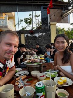 Vietnam, Sonne, Meer – und einfach gutes Essen 🔥🇻🇳
Genau solche Momente sind der Grund, warum ich diesen Lifestyle liebe. Frisches Barbecue direkt am Tisch, entspannte Leute, warmes Wetter und null Stress.
Während andere noch im Alltag feststecken, sitze ich hier, grille mein Essen selbst und genieße das Leben am Meer. 🌊
Auswandern war keine verrückte Idee – es war die beste Entscheidung.
Man merkt erst hier, wie wenig man eigentlich braucht, um wirklich glücklich zu sein.
#Vietnam #Barbecue #Auswandern #LebenGenießen #DigitalNomad Freiheit Meerblick GoodLife TravelLife Asien Lebensstil FoodLove Grillen