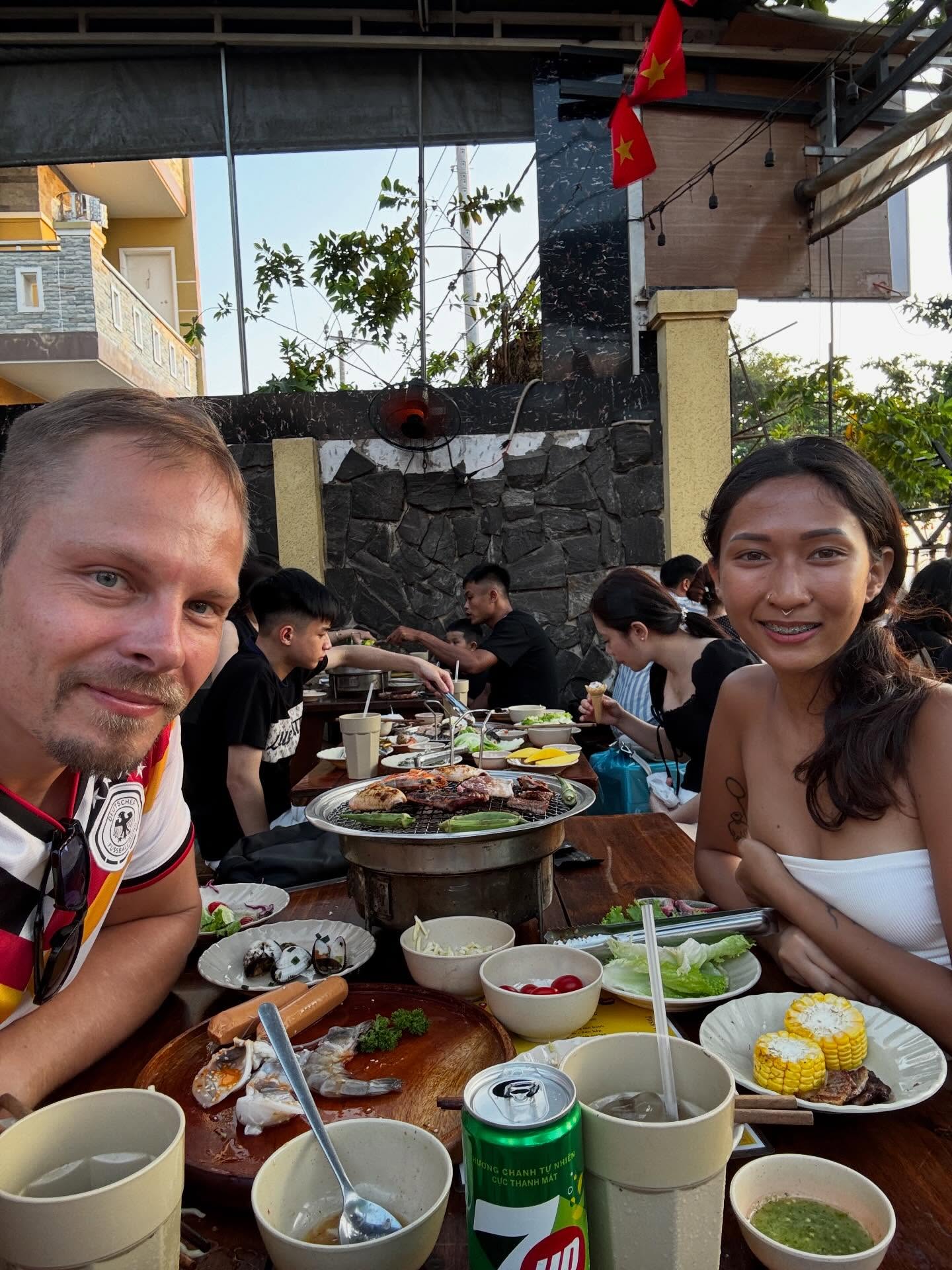 Vietnam, Sonne, Meer – und einfach gutes Essen 🔥🇻🇳
Genau solche Momente sind der Grund, warum ich diesen Lifestyle liebe. Frisches Barbecue direkt am Tisch, entspannte Leute, warmes Wetter und null Stress.
Während andere noch im Alltag feststecken, sitze ich hier, grille mein Essen selbst und genieße das Leben am Meer. 🌊
Auswandern war keine verrückte Idee – es war die beste Entscheidung.
Man merkt erst hier, wie wenig man eigentlich braucht, um wirklich glücklich zu sein.
#Vietnam #Barbecue #Auswandern #LebenGenießen #DigitalNomad Freiheit Meerblick GoodLife TravelLife Asien Lebensstil FoodLove Grillen