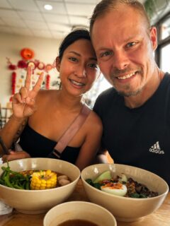 Vietnam zeigt jeden Tag aufs Neue, wie einfach gutes Leben sein kann. 🇻🇳
Frisches, gesundes Essen direkt aus der Küche – kein Schnickschnack, aber voller Geschmack. Für ein paar Euro bekommst du hier Mahlzeiten, die nicht nur satt machen, sondern dir auch wirklich guttun.
Während viele noch denken, Auswandern sei kompliziert oder teuer, sitze ich hier, genieße mein Essen und frage mich ehrlich: Warum nicht einfach machen?
Günstig leben, gut essen und dabei jeden Tag ein bisschen mehr Freiheit spüren.
Das ist kein Urlaub – das ist Alltag geworden.
#Vietnam #Auswandern #LebenImAusland #GünstigLeben #GesundEssen FreedomLifestyle DigitalNomad EinfachMachen