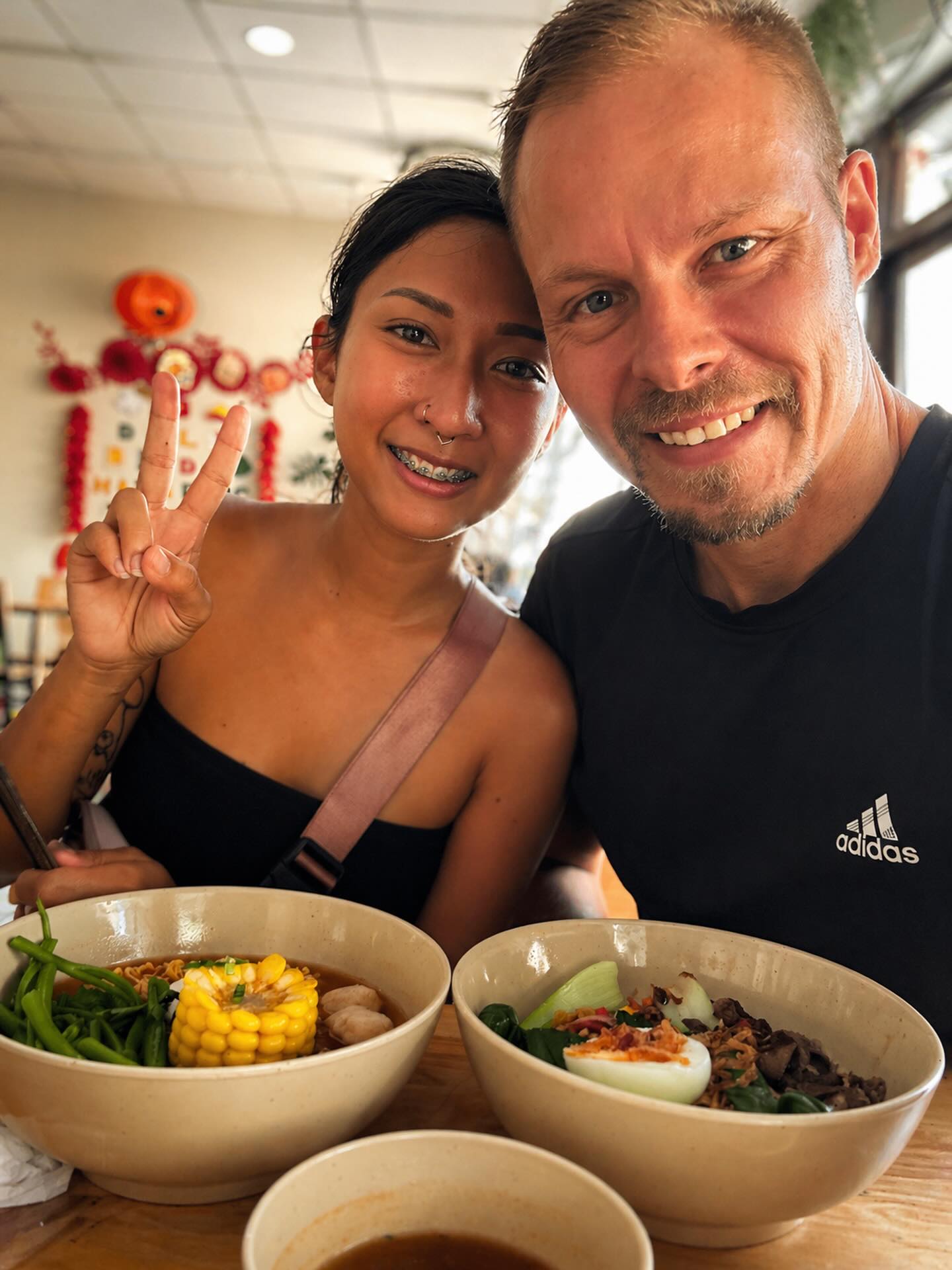 Vietnam zeigt jeden Tag aufs Neue, wie einfach gutes Leben sein kann. 🇻🇳
Frisches, gesundes Essen direkt aus der Küche – kein Schnickschnack, aber voller Geschmack. Für ein paar Euro bekommst du hier Mahlzeiten, die nicht nur satt machen, sondern dir auch wirklich guttun.
Während viele noch denken, Auswandern sei kompliziert oder teuer, sitze ich hier, genieße mein Essen und frage mich ehrlich: Warum nicht einfach machen?
Günstig leben, gut essen und dabei jeden Tag ein bisschen mehr Freiheit spüren.
Das ist kein Urlaub – das ist Alltag geworden.
#Vietnam #Auswandern #LebenImAusland #GünstigLeben #GesundEssen FreedomLifestyle DigitalNomad EinfachMachen