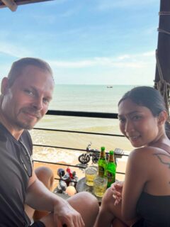 Sonne im Gesicht, Meeresrauschen im Ohr und ein kaltes Bier in der Hand – genau so fühlt sich Freiheit an. 🌊🍺
Hier in Vietnam brauchst du nicht viel, um glücklich zu sein: ein kleiner Café direkt am Strand, gute Gespräche und einfach mal den Moment genießen. Während andere im Alltag feststecken, sitzt du hier, schaust aufs Meer und merkst, wie wenig man eigentlich braucht.
Auswandern ist kein Traum – es ist eine Entscheidung.
#Vietnam #Auswandern #Strandleben #Freiheit #GoodLife Meer TravelLife Minimalismus Lebensqualität