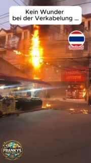 Schock am frühen Morgen in Pattaya 🔥
Anwohner und Touristen wurden noch vor Sonnenaufgang von meterhohen Flammen und lauten Explosionen aufgeschreckt, nachdem ein Feuer auf Oberleitungen im Zentrum der Stadt übergegriffen hatte.
Zeitweise bestand die Sorge, dass sich die Flammen auf umliegende Gebäude ausbreiten könnten. Dichter Rauch zog durch die Straßen, während Einsatzkräfte versuchten, den Brand unter Kontrolle zu bringen.
Die Ursache ist bislang noch unklar.