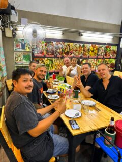 🎉 Danke an alle für diesen unvergesslichen 40. Geburtstag hier in Bangkok!
Gefeiert haben wir im Song Peenong Somtum mit guten Freunden, leckerem Essen und einer richtig tollen Stimmung. ❤️
Der Livestream war einfach unglaublich – dauerhaft über 150 Leute gleichzeitig online, so viele Glückwünsche und Nachrichten aus aller Welt. Das bedeutet mir wirklich viel. 🙏
Auch wenn ich inzwischen seit über 5 Jahren ausgewandert bin und mein altes Leben komplett hinter mir gelassen habe, habe ich in dieser Zeit extrem viel gelernt. Es gab Rückschläge, Herausforderungen und Momente, die nicht einfach waren. Aber genau daran wächst man. Diese Jahre haben mich verändert und stärker gemacht.
Jetzt beginnt ein neues Kapitel. Vielleicht etwas ruhiger als früher – aber mit noch mehr Erfahrung, Dankbarkeit und Fokus auf die wirklich wichtigen Dinge im Leben. 🌏
Danke an alle Zuschauer, Abonnenten und Menschen, die mich auf diesem Weg begleitet haben. Und natürlich auch an die vielen Leute, die ich unterwegs kennenlernen durfte und die inzwischen echte Freunde geworden sind. ❤️
Auf die nächsten 5 Jahre! 🍻
#Bangkok #Thailand #Geburtstag #Auswandern #Livestream