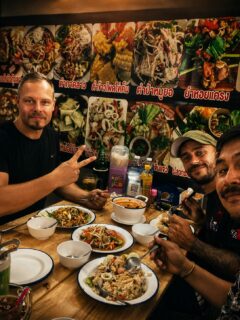 Manchmal braucht man gar nicht viel.
Keinen Porsche. Kein fettes Haus. Kein perfektes Leben für andere Leute.
Nur ein gutes Essen, einen einfachen Tisch irgendwo in Bangkok und Menschen, mit denen man wirklich lachen kann.
Mit Dominik und Nui schön zusammen essen — genau solche Momente zeigen einem wieder, wie wenig man eigentlich braucht, um sich frei zu fühlen.
Raus aus diesem ständigen „mehr, mehr, mehr“.
Raus aus der Konsum-Welt, in der alles immer größer, teurer und glänzender sein muss.
Am Ende bleiben nicht die Dinge, die man gekauft hat.
Es bleiben die Abende, die Gespräche, das Essen, die Freunde — und dieses Gefühl, einfach mal angekommen zu sein.
#BangkokMoments #GoodFoodGoodFriends #SimpleLife #ThailandVibes #RausAusDemKonsum