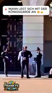 👑🚨 Zwischenfall vor dem Königspalast in Oslo sorgt für Aufsehen
Ein Mann näherte sich Mitgliedern der norwegischen Königsgarde und ignorierte offenbar mehrfach die Aufforderung, Abstand zu halten. Die Wachen reagierten umgehend und drängten ihn zurück, um die Sicherheitsvorgaben einzuhalten.
Die Szene wurde auf Video festgehalten und wird derzeit in den sozialen Medien kontrovers diskutiert. Während einige von einer gezielten Provokation sprechen, halten andere das Verhalten des Mannes für eine spontane und unüberlegte Aktion.
Fest steht: Die Königsgarde gilt als äußerst diszipliniert und ist für den Schutz des Königshauses sowie der königlichen Residenzen zuständig. Entsprechend konsequent werden Sicherheitsabstände durchgesetzt.
👉 Was denkt ihr: War das eine bewusste Provokation oder einfach nur eine dumme Idee?