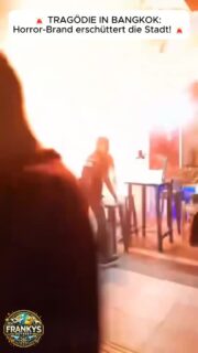 🚨 TRAGÖDIE IN BANGKOK: Horror-Brand erschüttert die Stadt! 🚨
Unfassbare Szenen in der thailändischen Hauptstadt: Ein verheerendes Feuer hat einen Club völlig zerstört. Zeugen berichten von 20 Meter hohen Flammen, die direkt aus dem Eingang schossen. Für viele Menschen im Inneren gab es absolut kein Entkommen... 💔
Die traurige Bilanz bisher: Mindestens 29 Menschen haben ihr Leben verloren.
Wie konnte es zu so einer Katastrophe kommen? Was hat dieses Inferno ausgelöst? Die Ermittlungen laufen auf Hochtouren. Unser Mitgefühl gilt den Opfern und ihren Familien. 🙏