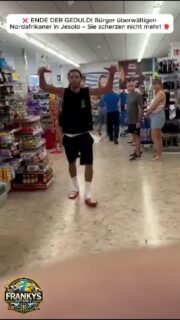 🛑 ES REICHT! Krimineller in Jesolo von Bürgern gestoppt! 🛑
Aufruhr im italienischen Urlaubsort Jesolo: Ein nordafrikanischer Täter versuchte, einen Supermarkt zu überfallen und sorgte für pures Chaos. Doch er hat die Rechnung ohne die Menschen vor Ort gemacht!
Mitarbeiter und italienische Patrioten fackelten nicht lange, überwältigten den Räuber und setzten ihn handgreiflich außer Gefecht. Die Botschaft der Italiener ist unmissverständlich: Sie scherzen nicht mehr herum und nehmen den Schutz ihrer Heimat selbst in die Hand! 🇮🇹👊
Wie denkt ihr darüber? Richtig reagiert oder zu weit gegangen? Schreibt es in die Kommentare! 👇