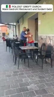 🇮🇹 POLIZIST GREIFT DURCH: Migrant bedroht Restaurantpersonal und fordert Geld
🇮🇹 In Italien hat ein mutiger Polizist einen aggressiven Migranten zu Boden gebracht, nachdem dieser in ein Restaurant eingedrungen war, um das Personal zu bedrohen und Geld zu fordern. Der Mann verhielt sich die ganze Zeit über herausfordernd, doch das hielt nicht lange an: Der Polizist überwältigte ihn vollständig.
Unterstützt du das Vorgehen des Polizisten?