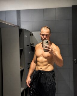 Ich fühle mich aktuell so fit wie schon lange nicht mehr. 💪
In den letzten Wochen habe ich meine Ernährung und meinen Alltag ziemlich konsequent verändert.
Ich esse deutlich weniger Kohlenhydrate und setze stattdessen auf viel Eiweiß, gesunde Fette, Gemüse und morgens meistens einen Shake. Dazu trainiere ich fast täglich Calisthenics, gehe ins Gym, wenn eins in der Nähe ist, oder schwimmen.
Eine der größten Veränderungen: kein Alkohol mehr. Vor allem kein Bier. 🍺❌
Ich muss ehrlich sein: Ich habe gemerkt, wie sehr es mich auf Dauer runtergezogen hat.
Gerade in Thailand gehörte es für mich irgendwie zum Lebensgefühl dazu. Abends mit Freunden zusammensitzen, essen, ein paar Bier trinken und den Tag gemütlich ausklingen lassen.
Das ist natürlich schön, aber wenn es zu regelmäßig wird, ist es auf Dauer einfach nicht gesund.
Auch beim Essen habe ich einiges unterschätzt. Und versteht mich nicht falsch: Ich liebe Thai Food. 🇹🇭
Aber viele Gerichte enthalten sehr viel Öl, Frittiertes, Zucker, süße oder salzige Saucen und sind dadurch teilweise deutlich kalorienreicher, als man denkt. Glutamat wird ebenfalls häufig verwendet, wobei das allein natürlich kein Essen automatisch ungesund macht.
Hier in Indien habe ich momentan mehr Kontrolle über meine Ernährung. Ich bleibe länger an einem Ort, habe eine eigene Küche und bekomme auf den Märkten viele frische Lebensmittel.
Und trotzdem werde ich ständig verführt. 😅
Indisches Essen ist für mich aktuell wahrscheinlich das beste Essen der Welt. 🇮🇳
Natürlich gönne ich mir das auch. Denn genau darum geht es für mich:
Balance.
Man muss nicht perfekt leben. Man muss auch nicht auf alles verzichten.
Aber man sollte ehrlich zu sich selbst sein und merken, wenn bestimmte Gewohnheiten einem nicht mehr guttun.
Weniger Alkohol. Mehr Bewegung. Besser essen. Genug schlafen.
Kleine Veränderungen können nach ein paar Monaten einen riesigen Unterschied machen.
Dein Körper begleitet dich dein ganzes Leben. Behandle ihn auch so. 💪
#FitnessMotivation #GesundLeben #Disziplin #Balance #Lifestyle