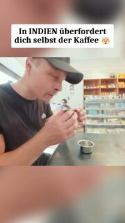 😳 SELBST IM CAFÉ IST INDIEN KOMPLETT ÜBERFORDERND 🇮🇳
Ich wollte in einem Café einfach nur einen typisch indischen Kaffee probieren und dachte mir: Wie kompliziert kann das schon sein?
Offenbar komplizierter als gedacht. 😂
Ich hatte nämlich keine Ahnung, wie man diesen speziellen indischen Kaffee richtig trinkt. Am Ende musste mir sogar eine Frau zeigen, wie es funktioniert.
Genau solche kleinen Situationen machen Reisen irgendwie am lustigsten. 😅
Hättet ihr gewusst, wie man ihn richtig trinkt? 👀👇
#Indien #Kaffee #Chennai #Reisen #Reiseabenteuer