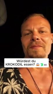 NIEMAND hat mich davor gewarnt…. 🐊😳 Thailand
Du denkst, du kennst thailändisches Street Food? Dann schau mal, was hier auf dem Grill landet … 🐊💀🇹🇭
Krokodilfleisch klingt für viele erstmal ziemlich verrückt, in Thailand wird es allerdings tatsächlich gegessen und teilweise direkt an Street-Food-Ständen angeboten.
Das Fleisch gilt als mager und proteinreich und wird geschmacklich oft mit Hühnchen verglichen. Häufig wird es mariniert, gegrillt oder gebraten und anschließend direkt serviert. 🔥🐊
Für Touristen ist es vor allem eines: eine ziemlich ungewöhnliche Erfahrung und definitiv nicht das typische Pad Thai. 😳
Würdest du Krokodilfleisch in Thailand probieren? 🐊🇹🇭
Ja oder Nein? 👇
aboniere  @Frankysodyssey  für mehr Reisecontent! 
#thailand #pattaya #asia #reisen #food