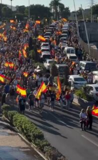 Tausende spanische Patrioten haben genug von den muslimischen Eindringlingen in Ceuta.
Bürger in Ceuta vertreiben die Eindringlinge, verbrennen die Migrantensiedlungen und blockieren Hilfslieferungen von NGOs.
Sie tun, was ihre Regierung sich weigert zu tun: ihre Bürger an erste Stelle zu setzen.
Das ist unglaublich.
#Ceuta #Spanien #Migration #Grenzpolitik #Sicherheit