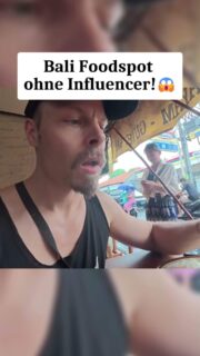 Ein Bali Erlebnis ohne Influencer? 😳🇮🇩 Indonesien
Warung Diary’s 🇮🇩 
Lokale Foodspots auf Bali, fernab von Touristenmassen und Influencer-Hype. Typisch dafür sind indonesische Hähnchenspieße, Satay Ayam, die über Holzkohle gegrillt und meistens mit einer würzigen Erdnusssoße serviert werden. 
Die lokalen Warungs sind oft günstiger, einfacher und authentischer aber dafür vielleicht nicht unbedingt der perfekte Spot für das typische Instagram-Foto, aber genau das macht doch das Reisen aus. Einfaches Essen, lokale Atmosphäre und ein Einblick in den Alltag vor Ort.
Würdest du auf Bali eher lokale Foodspots ausprobieren oder doch die klassischen, gehypten Restaurants? 🇮🇩
abonniere  @Frankysodyssey  für mehr Reisecontent! 
#bali #indonesia #food #restaurant #vlog