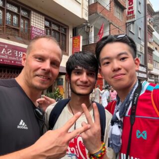 Heute habe ich in Varanasi, Indien, etwas erlebt, das mich wahrscheinlich noch lange begleiten wird.
Ich war heute bei einer traditionellen Totenverbrennung am Manikarnika Ghat dabei. Ein Ort, an dem Leben und Tod unmittelbar aufeinandertreffen und der für Hindus eine ganz besondere Bedeutung hat.
Während ich dort war, habe ich einen Japaner und einen Inder kennengelernt. Obwohl wir aus völlig unterschiedlichen Ländern und Kulturen kommen, haben wir diesen besonderen Moment gemeinsam erlebt.
Es war eine intensive, teilweise auch bedrückende Erfahrung – aber gleichzeitig unglaublich faszinierend. Hier wird der Tod nicht versteckt, sondern gehört ganz selbstverständlich zum Leben dazu.
Varanasi zeigt einem eine Seite des Lebens, mit der man sich im Alltag nur selten auseinandersetzt. Und genau deshalb werde ich diesen Tag wohl nicht so schnell vergessen. 🇮🇳
#Varanasi #India #ManikarnikaGhat #IncredibleIndia #TravelExperience