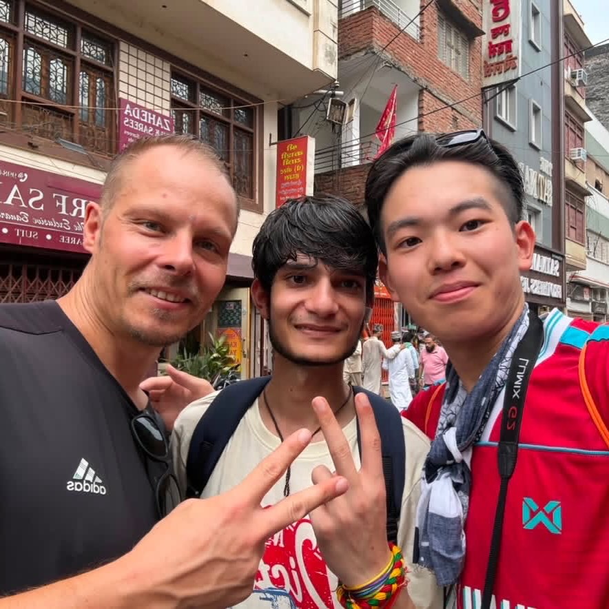 Heute habe ich in Varanasi, Indien, etwas erlebt, das mich wahrscheinlich noch lange begleiten wird.
Ich war heute bei einer traditionellen Totenverbrennung am Manikarnika Ghat dabei. Ein Ort, an dem Leben und Tod unmittelbar aufeinandertreffen und der für Hindus eine ganz besondere Bedeutung hat.
Während ich dort war, habe ich einen Japaner und einen Inder kennengelernt. Obwohl wir aus völlig unterschiedlichen Ländern und Kulturen kommen, haben wir diesen besonderen Moment gemeinsam erlebt.
Es war eine intensive, teilweise auch bedrückende Erfahrung – aber gleichzeitig unglaublich faszinierend. Hier wird der Tod nicht versteckt, sondern gehört ganz selbstverständlich zum Leben dazu.
Varanasi zeigt einem eine Seite des Lebens, mit der man sich im Alltag nur selten auseinandersetzt. Und genau deshalb werde ich diesen Tag wohl nicht so schnell vergessen. 🇮🇳
#Varanasi #India #ManikarnikaGhat #IncredibleIndia #TravelExperience