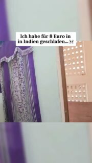 Das erwartet euch für 8€ in Indien…☠️
Wie viel kostet ein Hotel in Indien wirklich? 🇮🇳
Ich zeige euch, was ihr auf Plattformen wie Booking oder Agoda ungefähr für verschiedene Budgets erwarten könnt von 5 € bis hin zu 100 €+ pro Nacht.
💰 5–10 €: einfache Zimmer, Guesthouses und sehr günstige Unterkünfte
💰 10–20 €: deutlich mehr Auswahl, häufig private Zimmer und bessere Ausstattung
💰 20–50 €: gute Mittelklasse-Hotels, teilweise mit Pool, Frühstück oder sehr guter Lage
💰 50–100 €: hochwertige Hotels und Resorts
💰 100 €+: Luxus-Hotels und außergewöhnliche Resorts
Natürlich hängen die Preise stark von Stadt, Saison, Ausstattung und Buchungszeitpunkt ab.
Und was kostet eines der besten Hotels Indiens? 💸
Das The Oberoi Udaivilas in Udaipur gehört zu den bekanntesten Luxusresorts des Landes und liegt direkt am Lake Pichola. Aktuelle Preise liegen je nach Datum bei ungefähr 500–700 € pro Nacht für zwei Personen.
Für was würdet ihr euch in Indien entscheiden?
#indien #shorts #vlog #reisen #hotel
abonniere @Frankysodyssey für mehr Reisecontent!