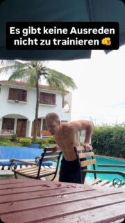 30 Bahnen im Pool abgehakt – und jetzt noch ein bisschen Calisthenics. 💪🏊♂️
Zwei Stühle reichen. Du brauchst kein teures Gym, um deinen Körper zu trainieren. Calisthenics arbeitet mit deinem eigenen Körpergewicht, verbessert gleichzeitig Kraft, Körperspannung, Beweglichkeit und Koordination – und du kannst praktisch überall trainieren.
Für mich ist genau das der Punkt: weniger Equipment, mehr Freiheit. 🔥
Nicht darauf warten, motiviert zu sein. Einfach anfangen. Jeder Tag, an dem du dich bewegst, ist ein guter Tag. 💪
#Calisthenics #BodyweightTraining #FitnessMotivation #Schwimmen #Disziplin