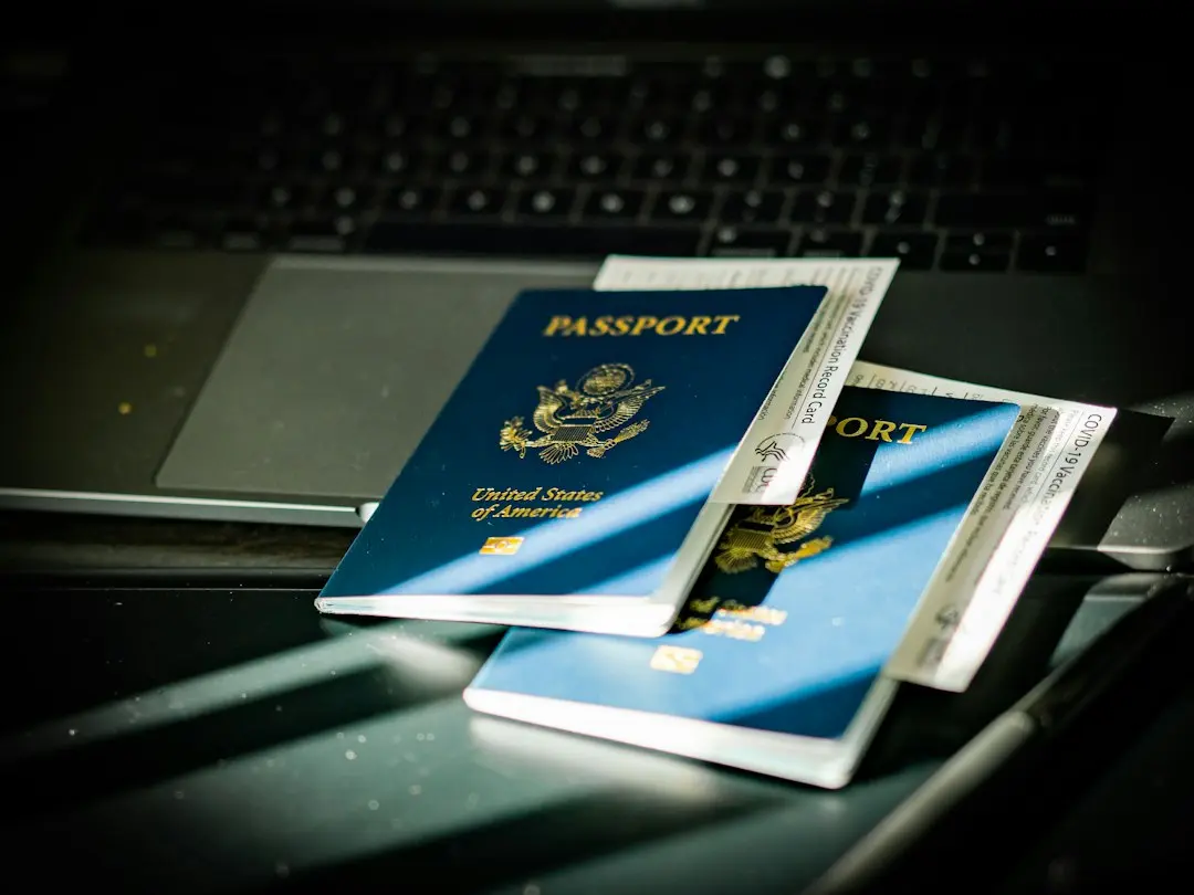 Reisepass auf Laptop – Bankkonto und Compliance ohne festen Wohnsitz